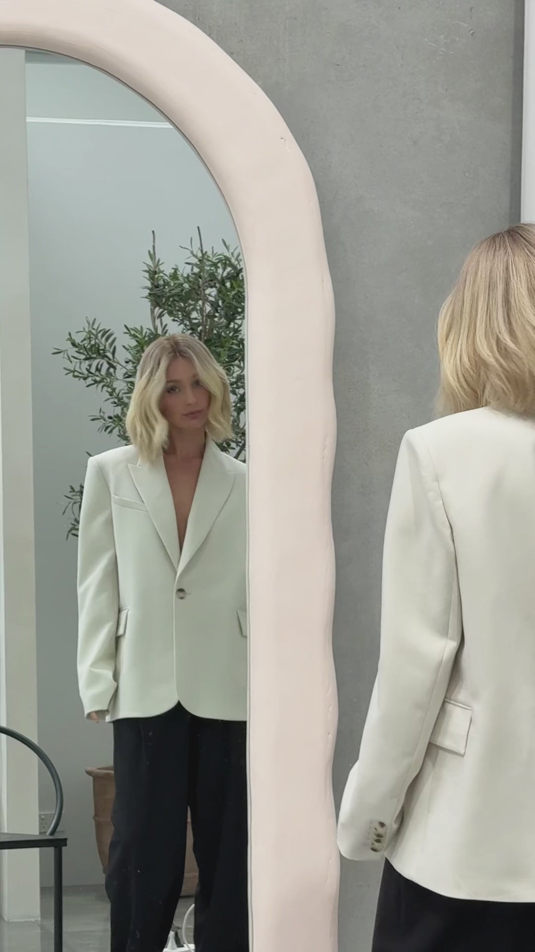 The perfect balance of softness and structure — meet the Healthy Butter Blonde Chic Bob by Madeline Aken. Creamy, luminous, and beautifully effortless.